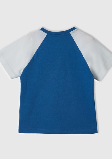  Erkek Çocuk Saks Mavi Önü Aplikeli Blok Renkli Reglan Kol Bisiklet Yaka T-Shirt