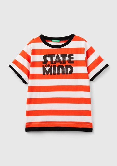  Erkek Çocuk Kırmızı-Beyaz Önü Baskılı Arkası Logo İşlemeli Yatay Çizgili T-Shirt