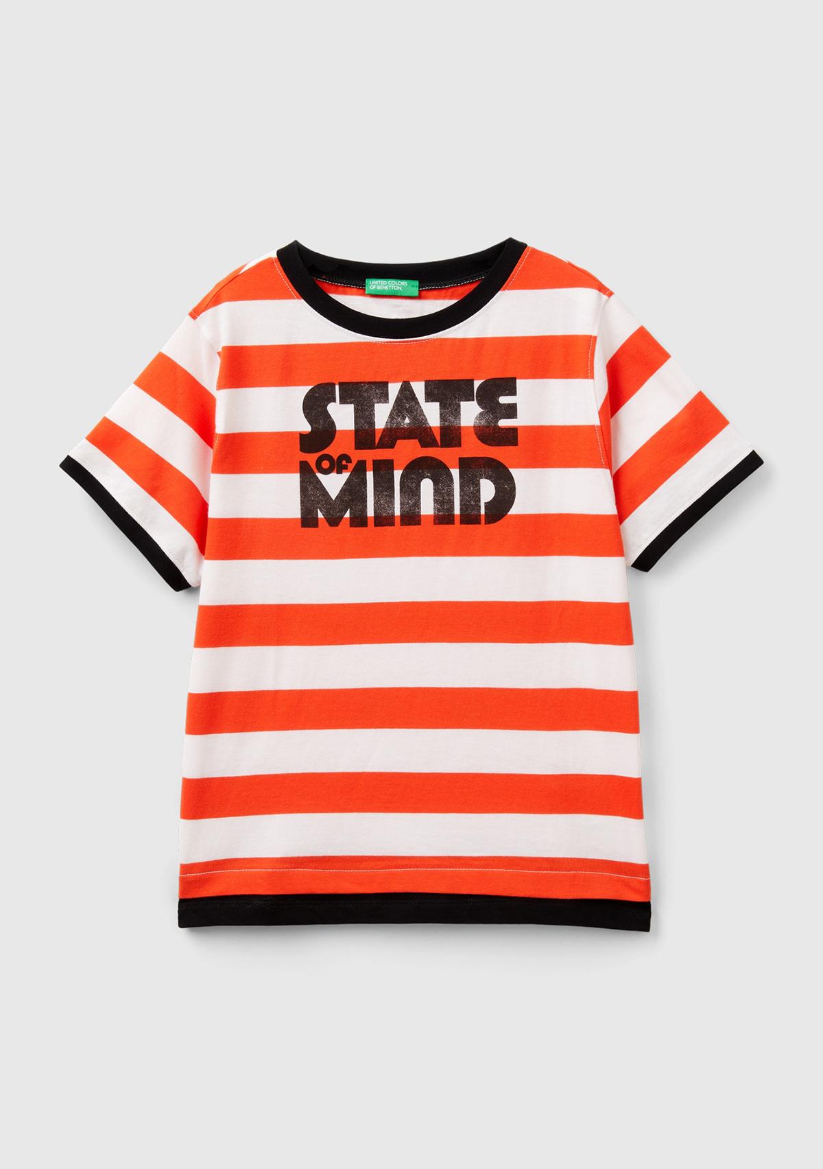  Erkek Çocuk Kırmızı-Beyaz Önü Baskılı Arkası Logo İşlemeli Yatay Çizgili T-Shirt