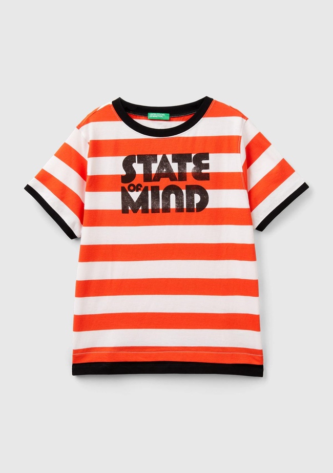  Erkek Çocuk Kırmızı-Beyaz Önü Baskılı Arkası Logo İşlemeli Yatay Çizgili T-Shirt