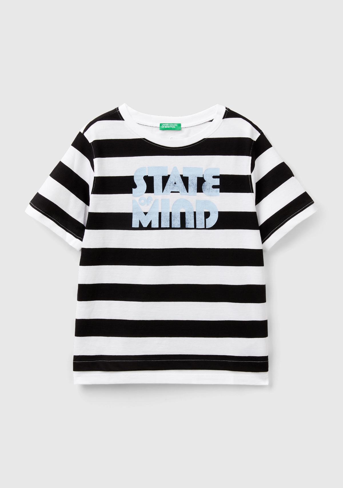  Erkek Çocuk Siyah-Beyaz Önü Baskılı Arkası Logo İşlemeli Yatay Çizgili T-Shirt