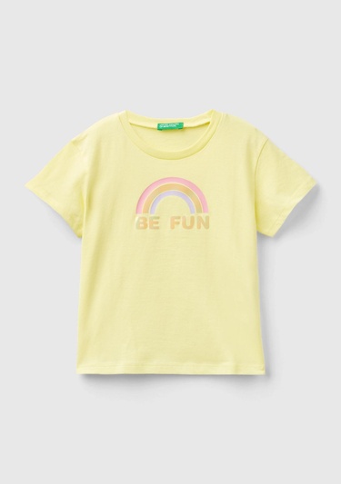  Kız Çocuk Sarı Önü Grafik ve Slogan Baskılı Yırtmaçlı Geniş Kesim T-Shirt