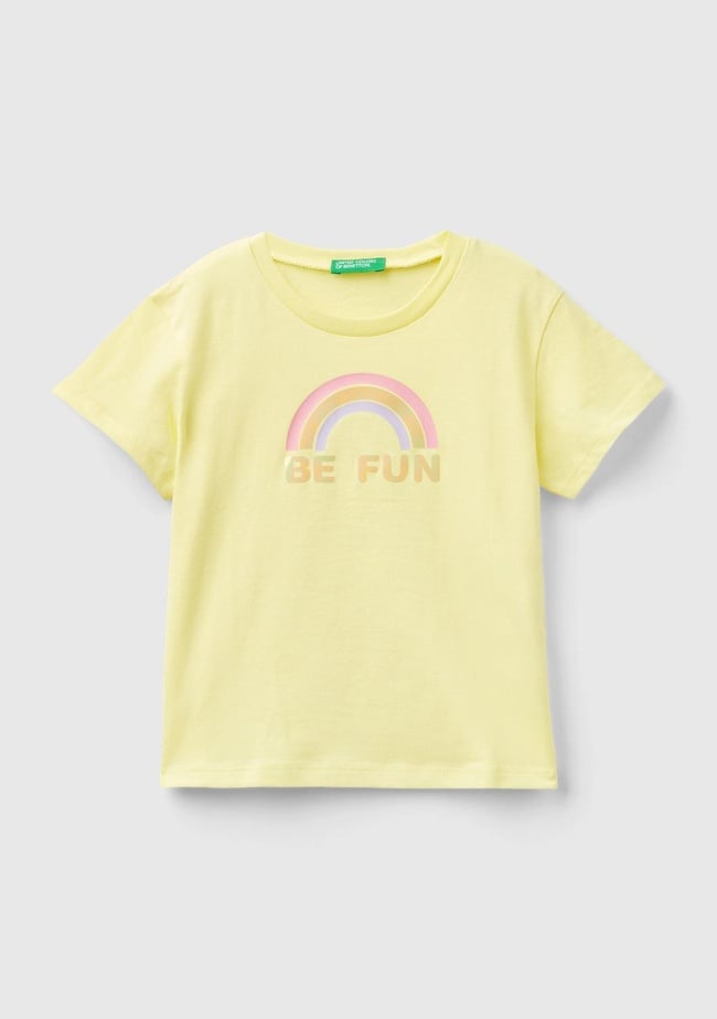  Kız Çocuk Sarı Önü Grafik ve Slogan Baskılı Yırtmaçlı Geniş Kesim T-Shirt