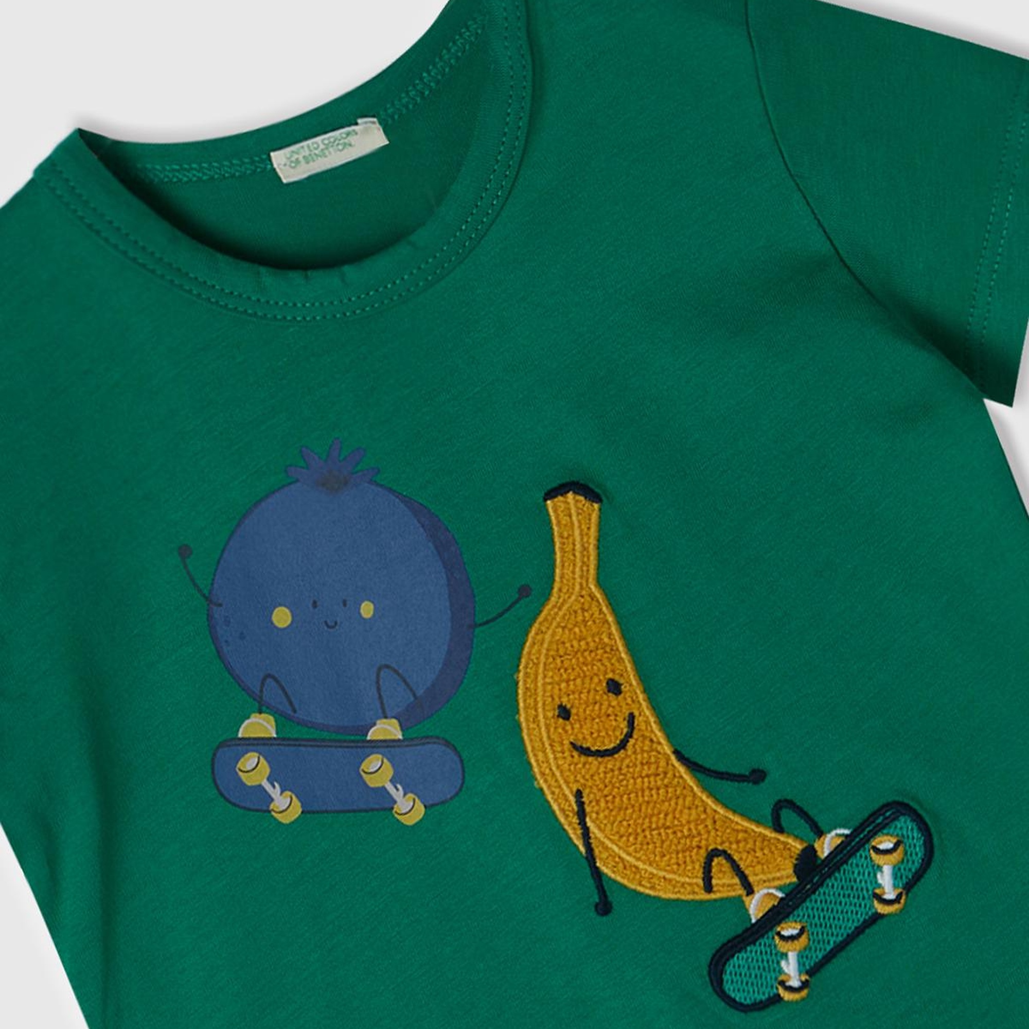 Bebek Yeşil Önü Grafik Basklı Dekoratif Dikişli Omzu Çıtçıtlı T-Shirt