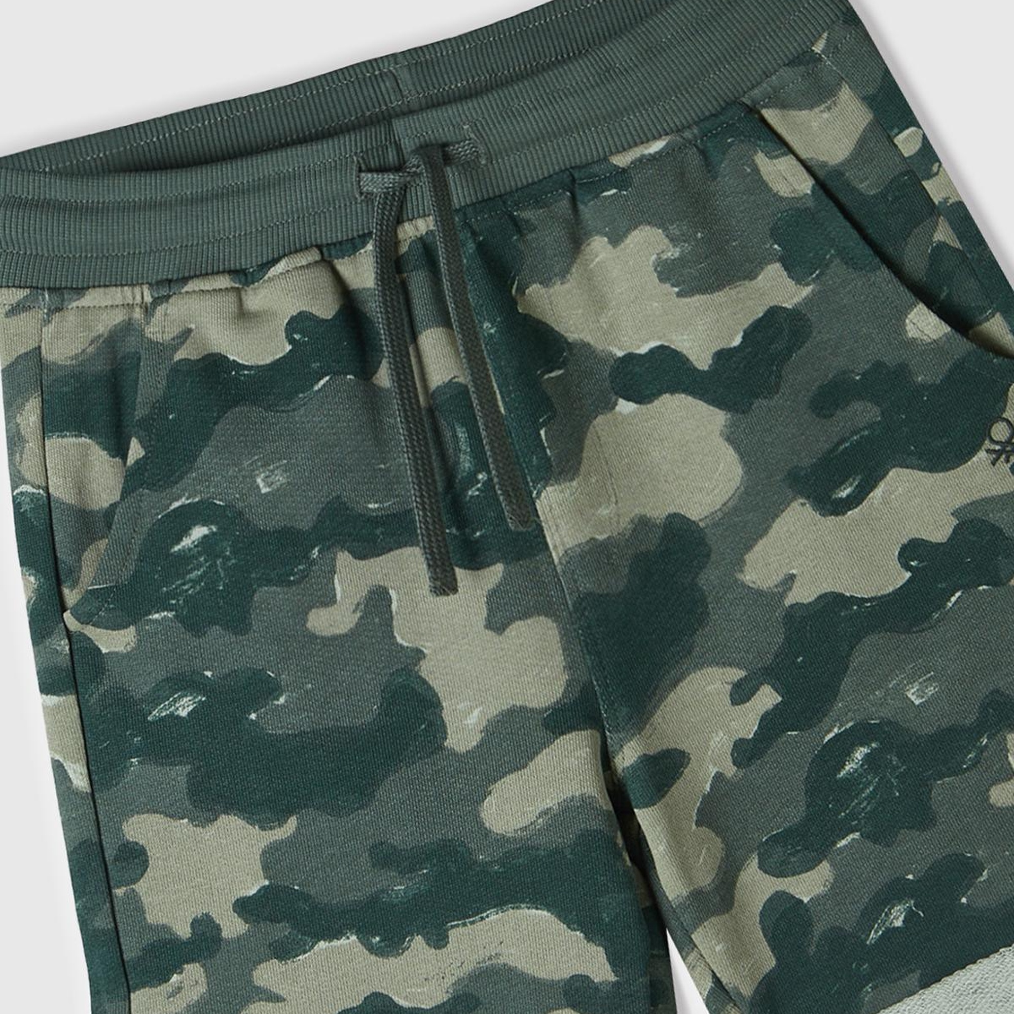 Erkek Çocuk Kamuflaj Büzgü İpli Logo Baskılı Desenli Ucu Katlı Bermuda Şort