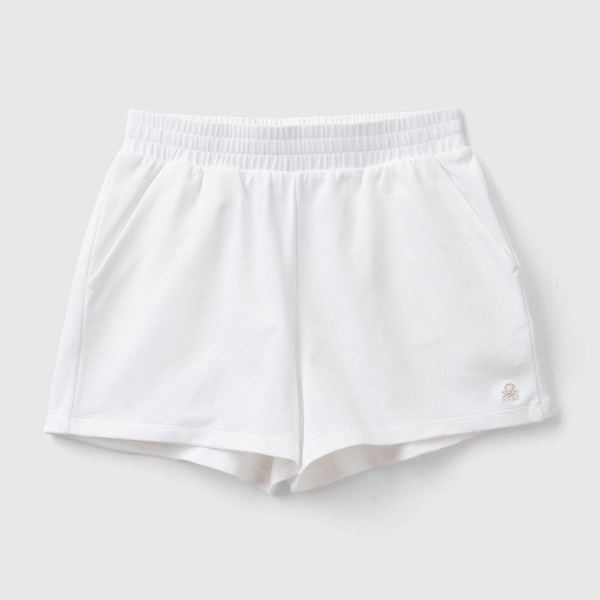 Kız Çocuk Beyaz Önü Logo İşlemeli Beli Büzgülü Pileli Şort