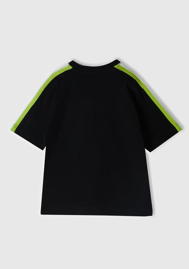  Erkek Çocuk Siyah Önü Baskılı Omuzları Kontrast Şeritli Bisiklet Yaka T-Shirt