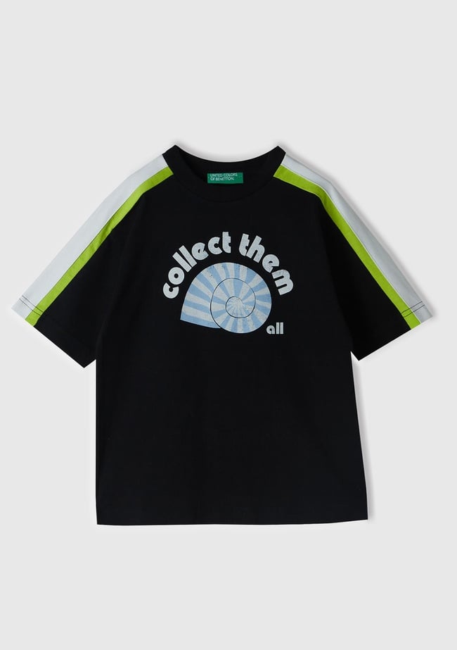  Erkek Çocuk Siyah Önü Baskılı Omuzları Kontrast Şeritli Bisiklet Yaka T-Shirt