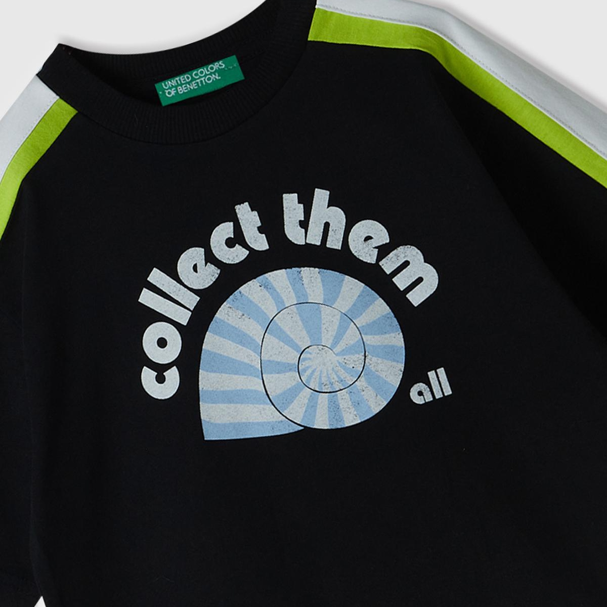 Erkek Çocuk Siyah Önü Baskılı Omuzları Kontrast Şeritli Bisiklet Yaka T-Shirt