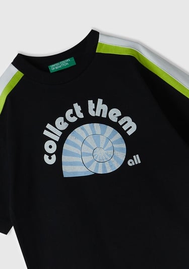  Erkek Çocuk Siyah Önü Baskılı Omuzları Kontrast Şeritli Bisiklet Yaka T-Shirt