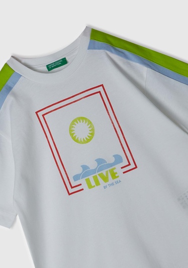  Erkek Çocuk Beyaz Önü Baskılı Omuzları Kontrast Şeritli Bisiklet Yaka T-Shirt