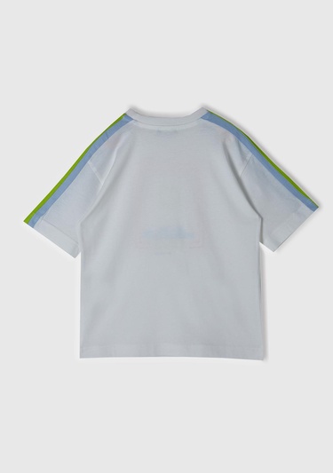  Erkek Çocuk Beyaz Önü Baskılı Omuzları Kontrast Şeritli Bisiklet Yaka T-Shirt