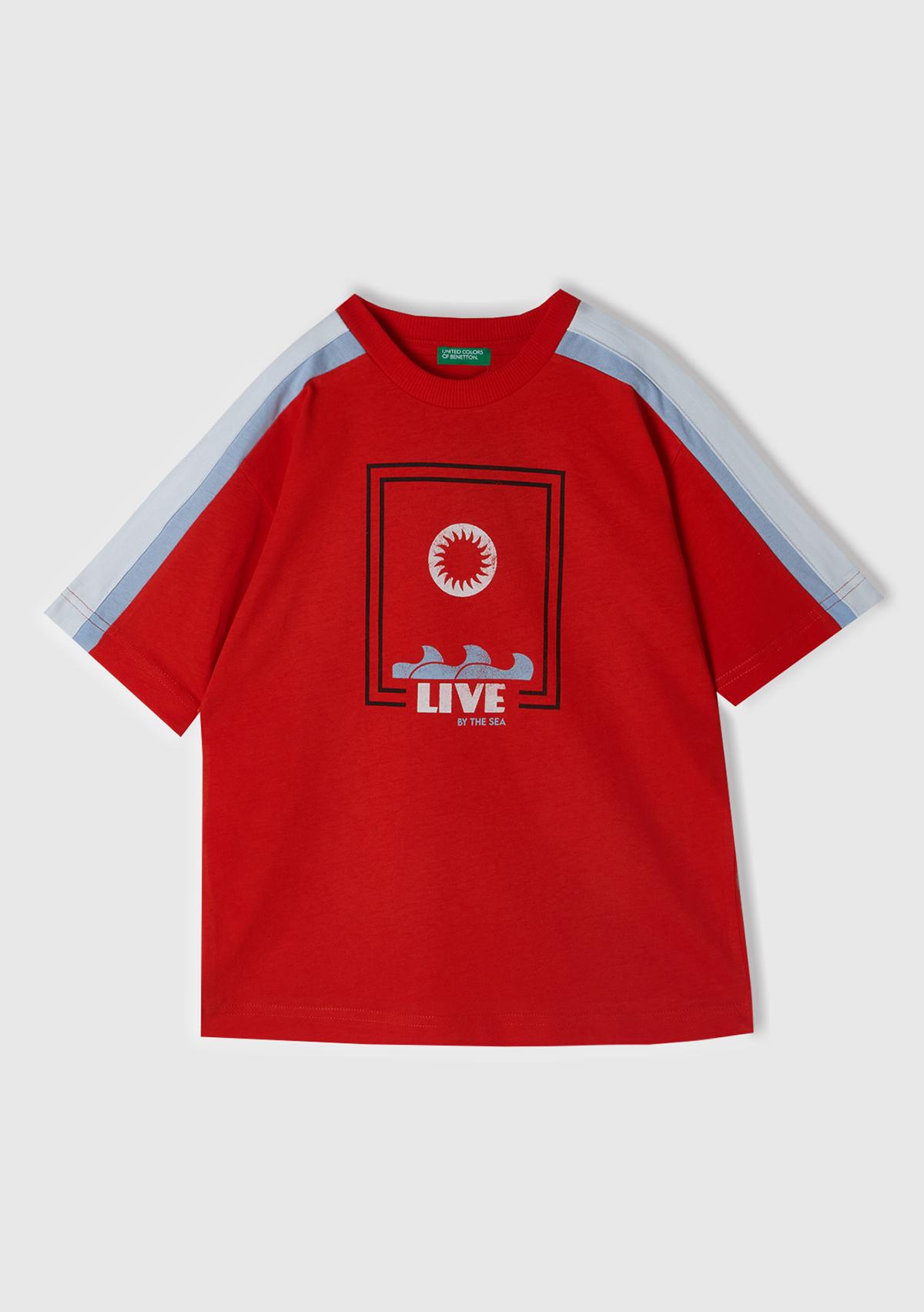  Erkek Çocuk Nar Çiçeği Önü Baskılı Omuzları Kontrast Şeritli Bisiklet Yaka T-Shirt