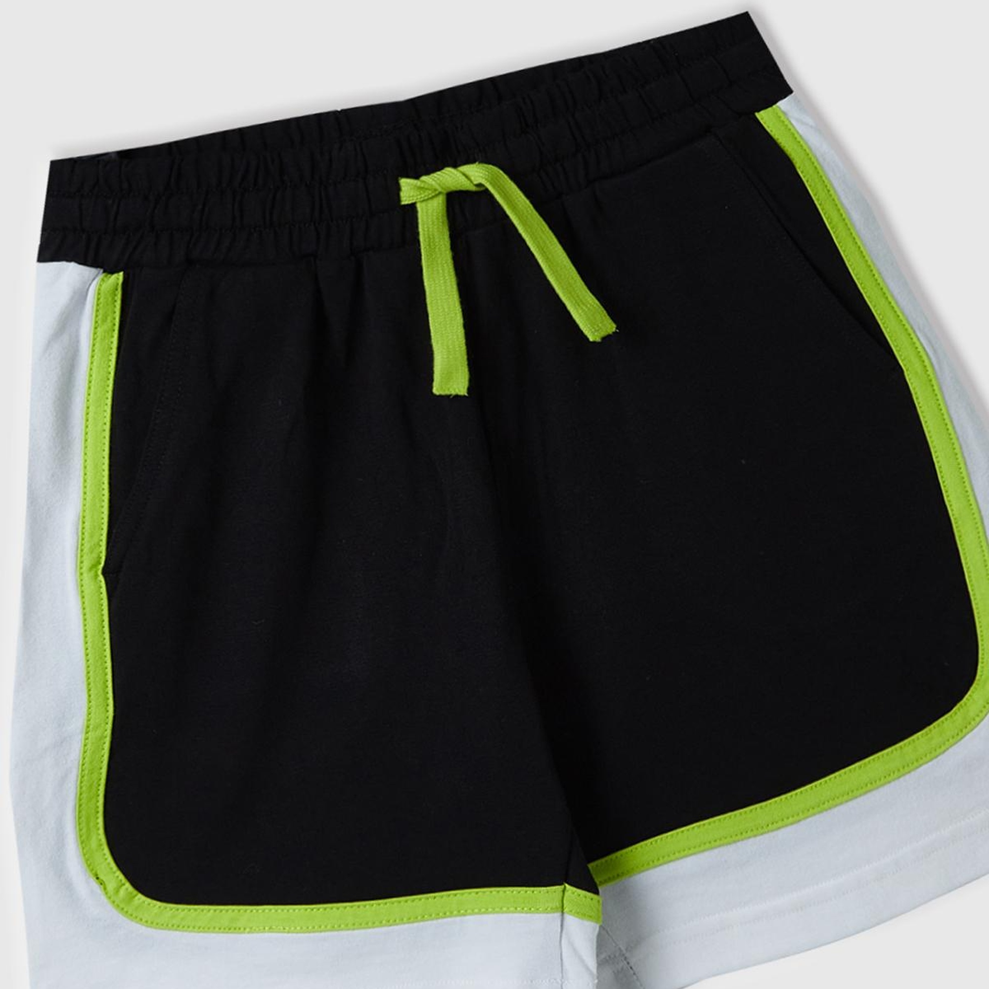 Erkek Çocuk Siyah Beli Büzgülü Arkası Logo İşlemeli Renk Bloklu Bermuda Şort