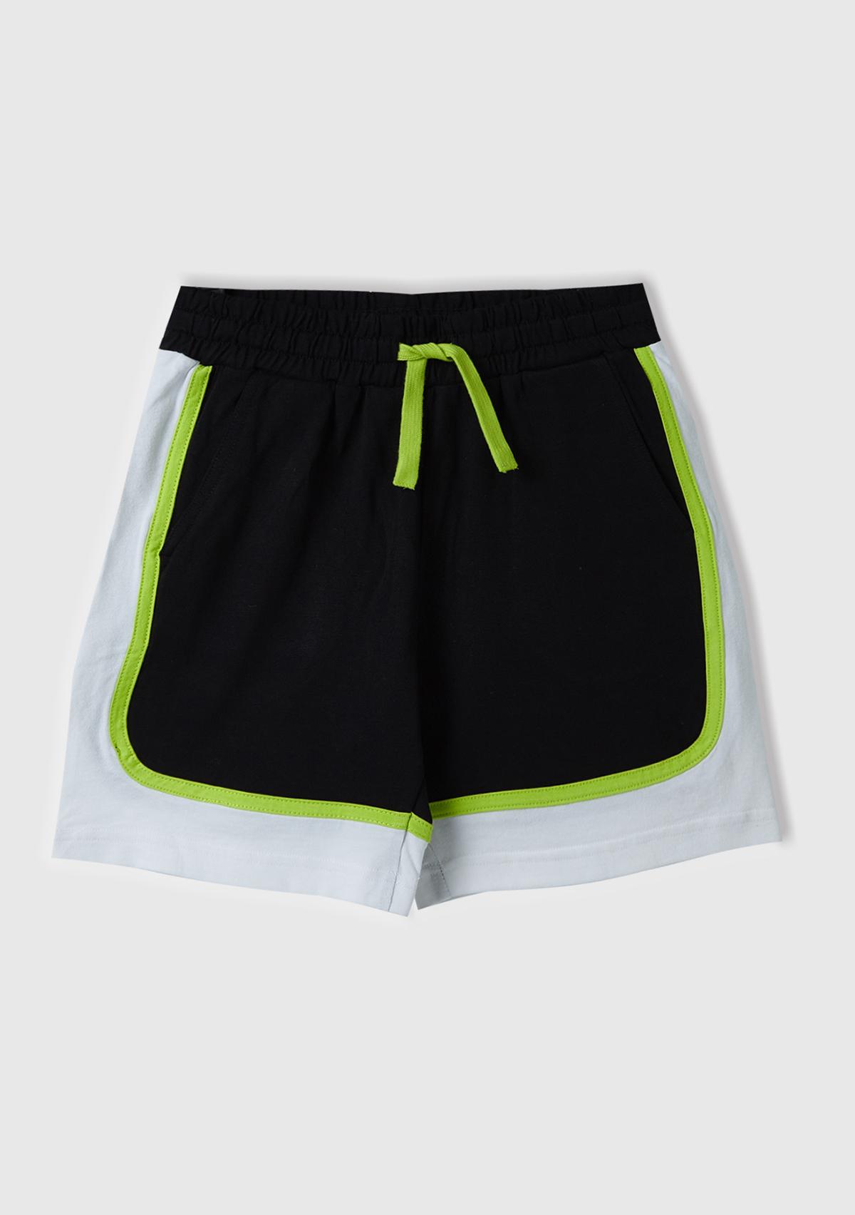  Erkek Çocuk Siyah Beli Büzgülü Arkası Logo İşlemeli Renk Bloklu Bermuda Şort