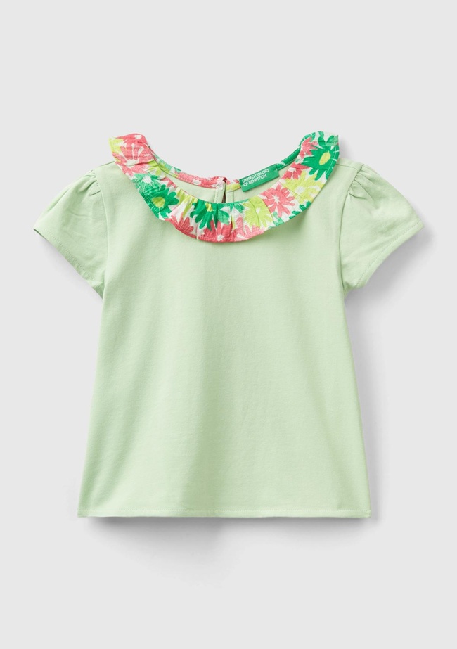  Kız Çocuk Açık Yeşil Desenli ve Fırfırlı Önlük Yaka Arkadan Düğmeli T-Shirt