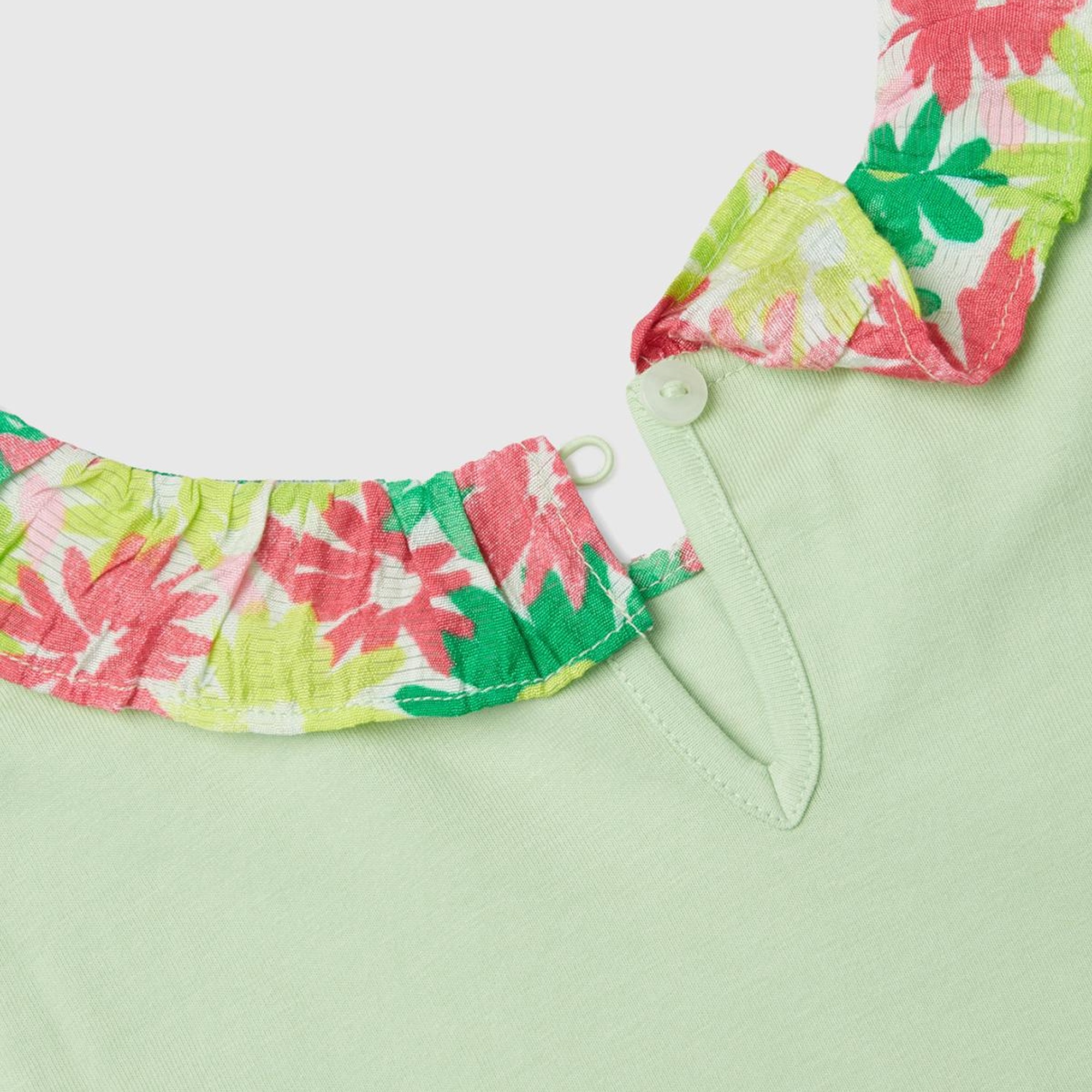 Kız Çocuk Açık Yeşil Desenli ve Fırfırlı Önlük Yaka Arkadan Düğmeli T-Shirt