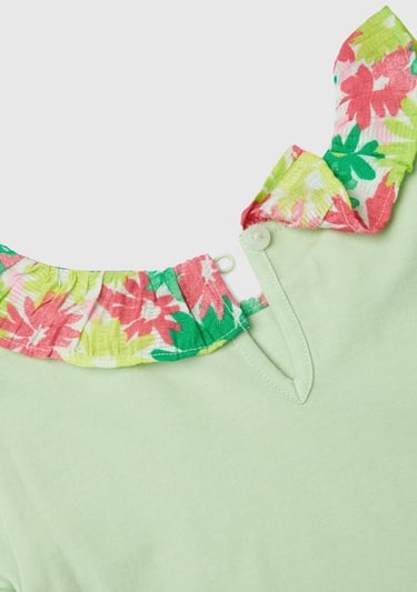  Kız Çocuk Açık Yeşil Desenli ve Fırfırlı Önlük Yaka Arkadan Düğmeli T-Shirt