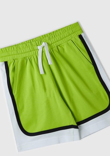  Erkek Çocuk Neon Yeşil Beli Büzgülü Arkası Logo İşlemeli Renk Bloklu Bermuda Şort