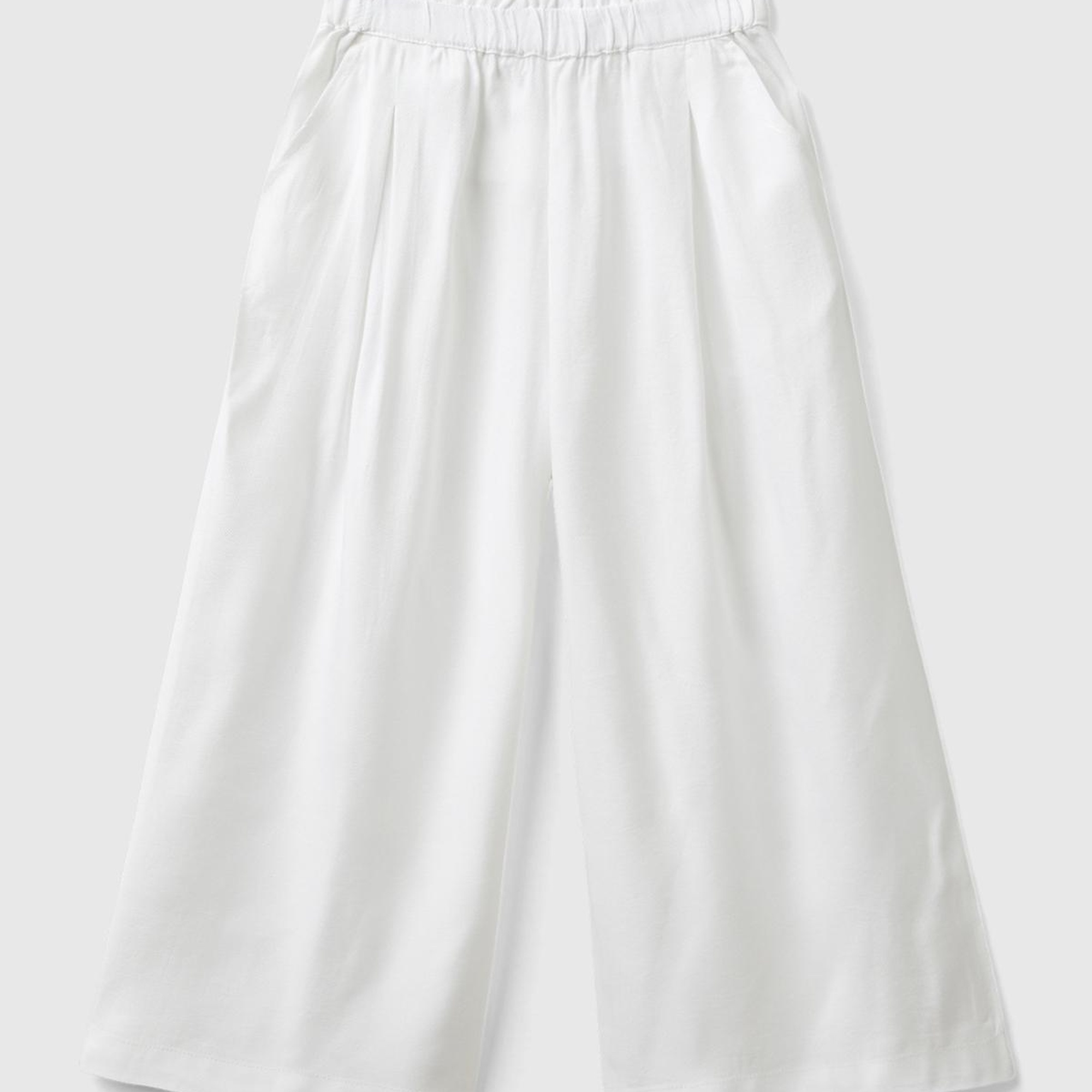 Kız Çocuk Beyaz Beli Lastikli Arkası Biyeli Cepli Geniş Kesim Kısa Pantolon