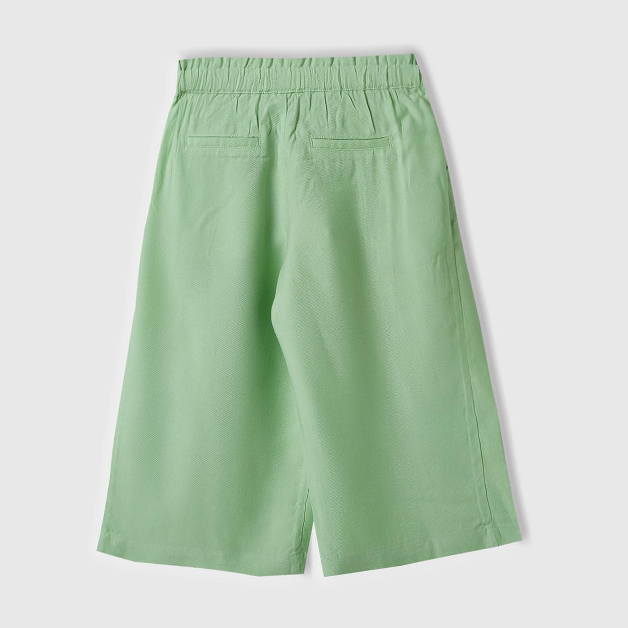 Kız Çocuk Açık Yeşil Beli Lastikli Arkası Biyeli Cepli Geniş Kesim Kısa Pantolon