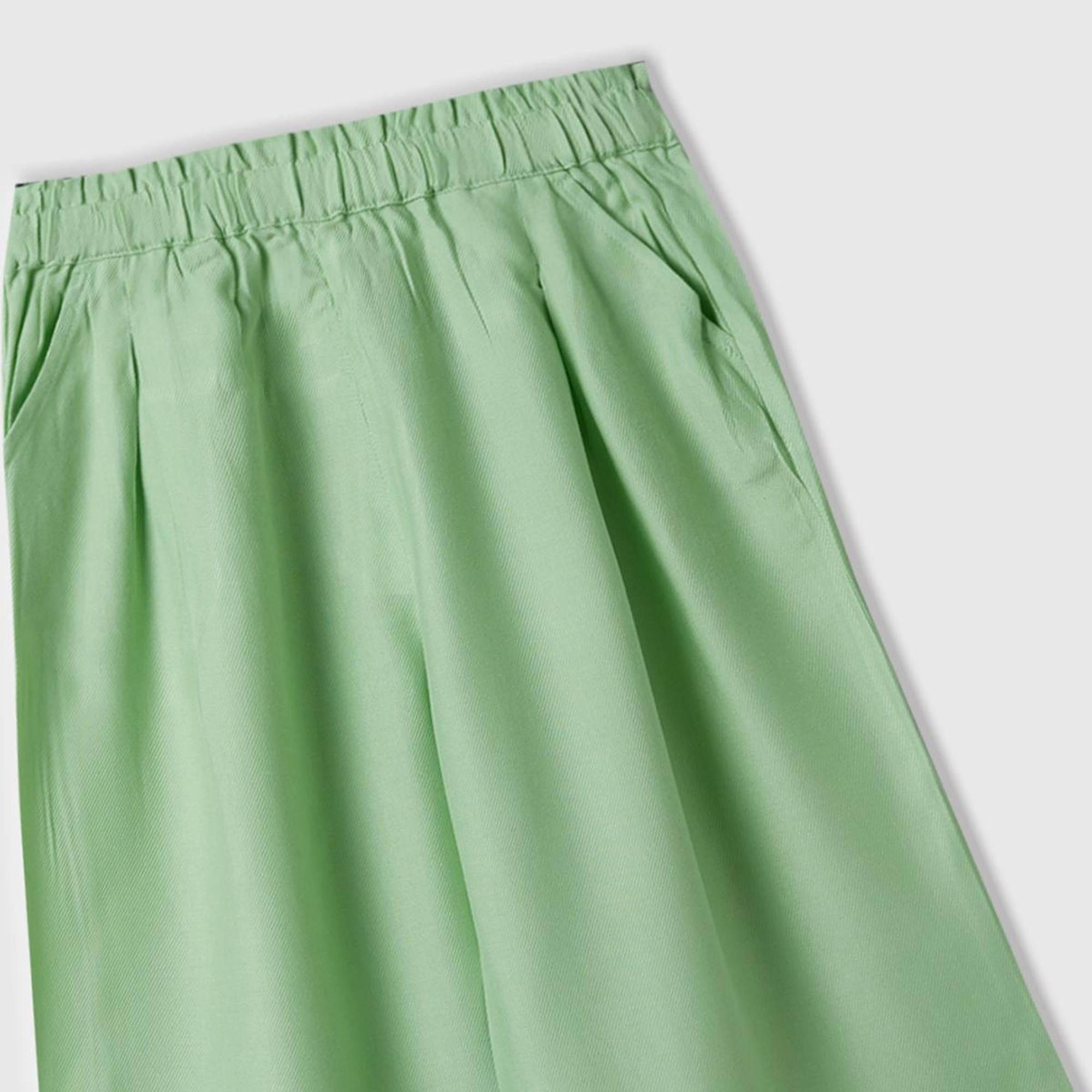 Kız Çocuk Açık Yeşil Beli Lastikli Arkası Biyeli Cepli Geniş Kesim Kısa Pantolon