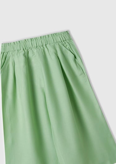 Kız Çocuk Açık Yeşil Beli Lastikli Arkası Biyeli Cepli Geniş Kesim Kısa Pantolon