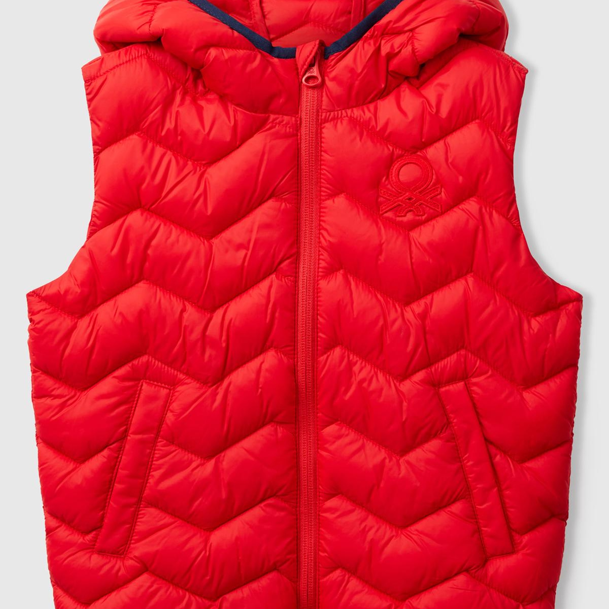 Erkek Çocuk Kırmızı Logo Detaylı Kapüşonlu Yelek