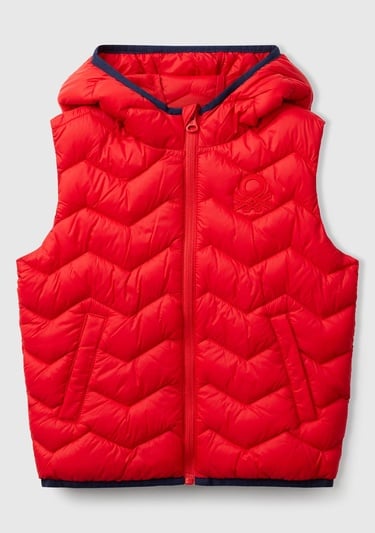  Erkek Çocuk Kırmızı Logo Detaylı Kapüşonlu Yelek