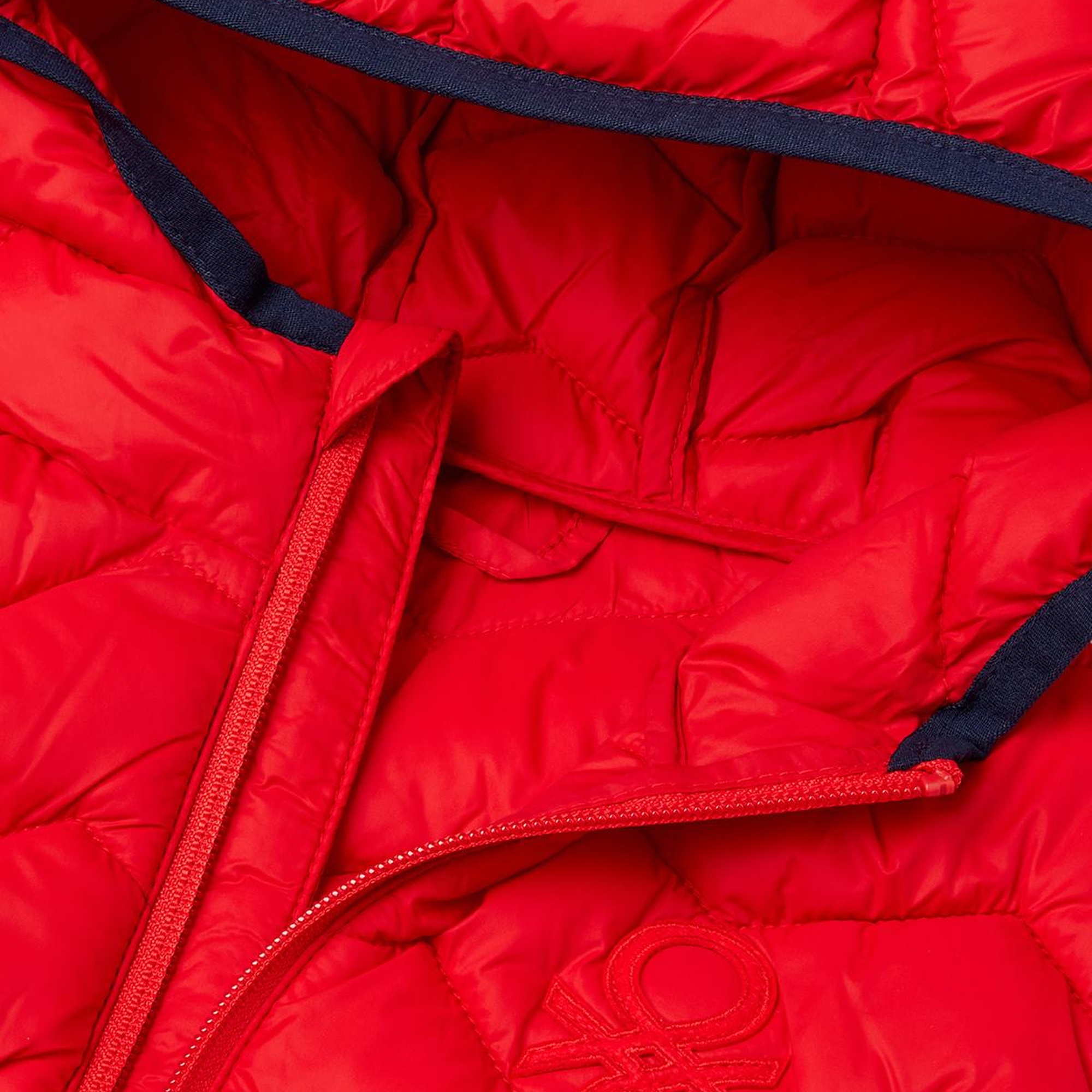 Erkek Çocuk Kırmızı Logo Detaylı Kapüşonlu Yelek