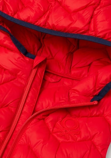  Erkek Çocuk Kırmızı Logo Detaylı Kapüşonlu Yelek