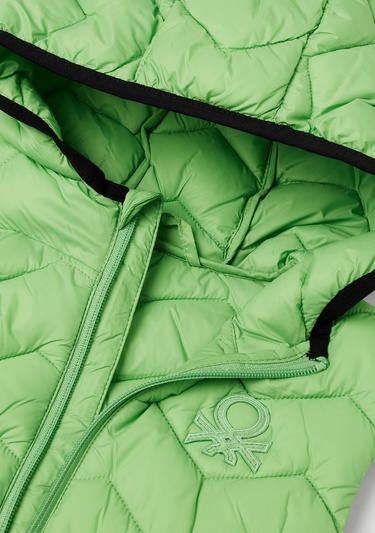  Erkek Çocuk Fıstık Yeşili Logo Detaylı Kapüşonlu Yelek