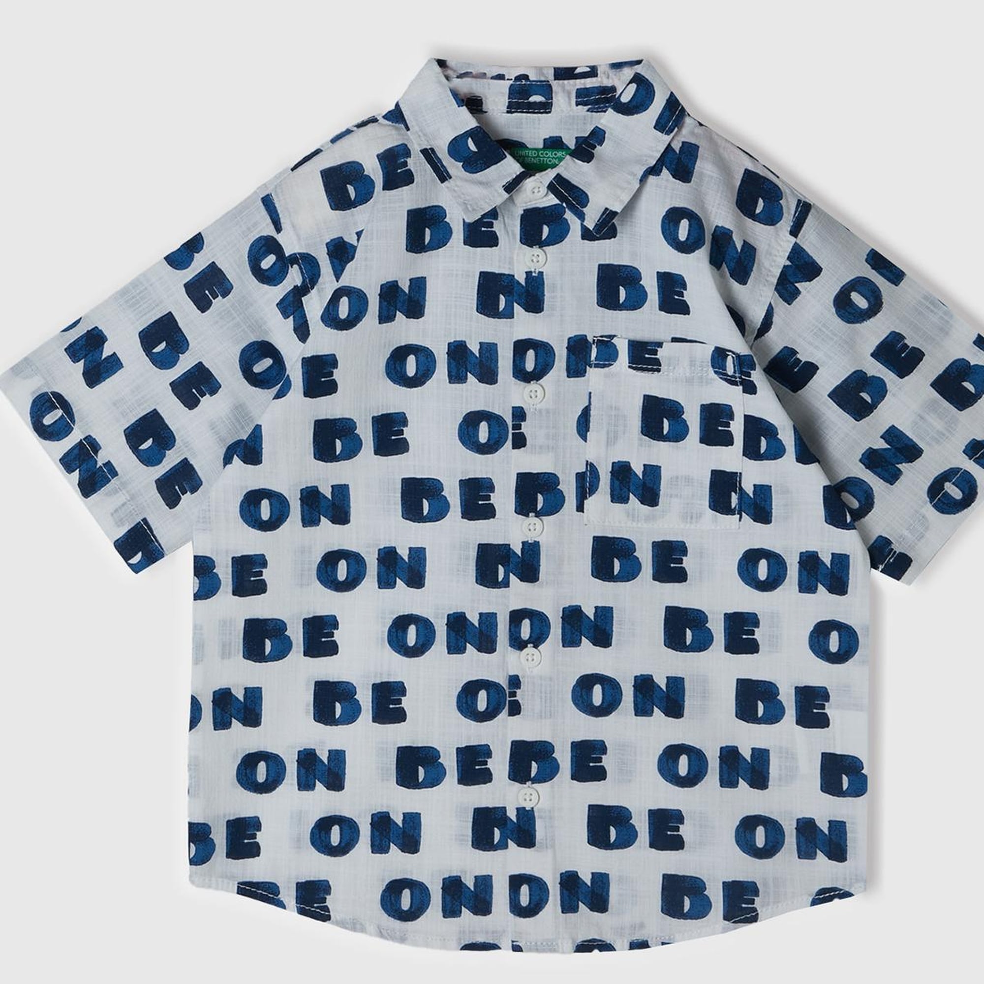 Erkek Çocuk Beyaz-Lacivert Tamamı Desenli Yama Cepli Kısa Kollu Gömlek