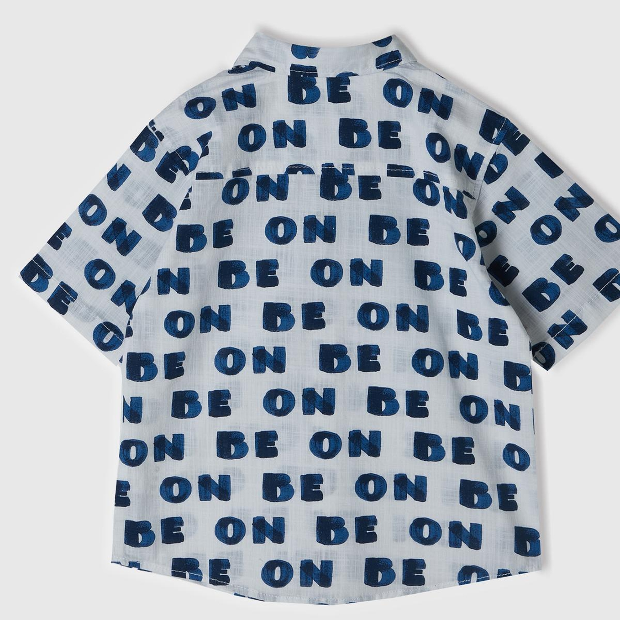 Erkek Çocuk Beyaz-Lacivert Tamamı Desenli Yama Cepli Kısa Kollu Gömlek