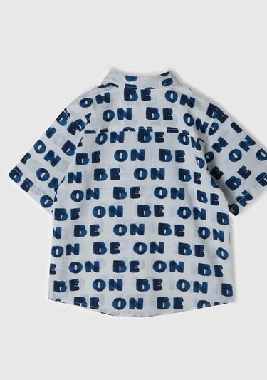  Erkek Çocuk Beyaz-Lacivert Tamamı Desenli Yama Cepli Kısa Kollu Gömlek