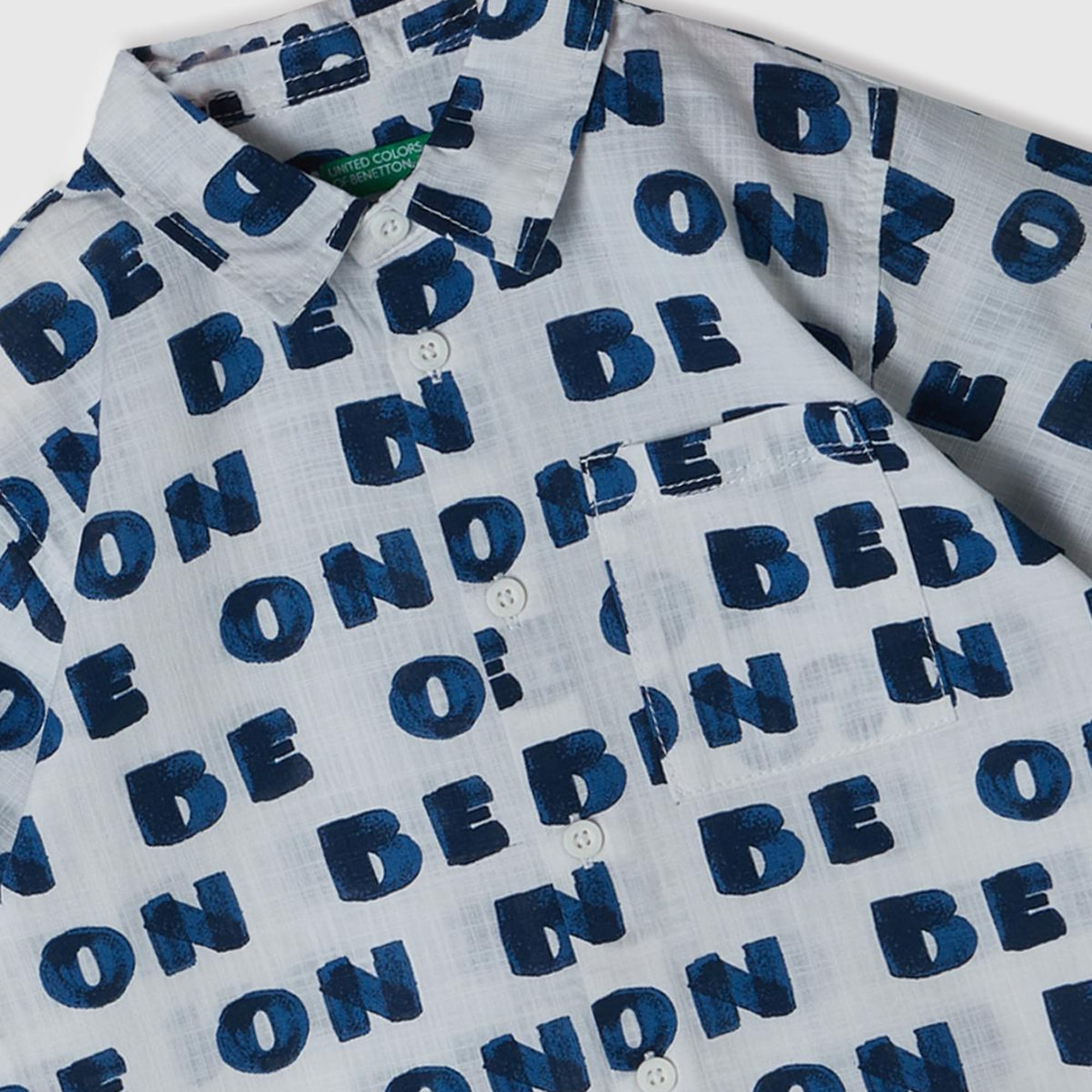 Erkek Çocuk Beyaz-Lacivert Tamamı Desenli Yama Cepli Kısa Kollu Gömlek