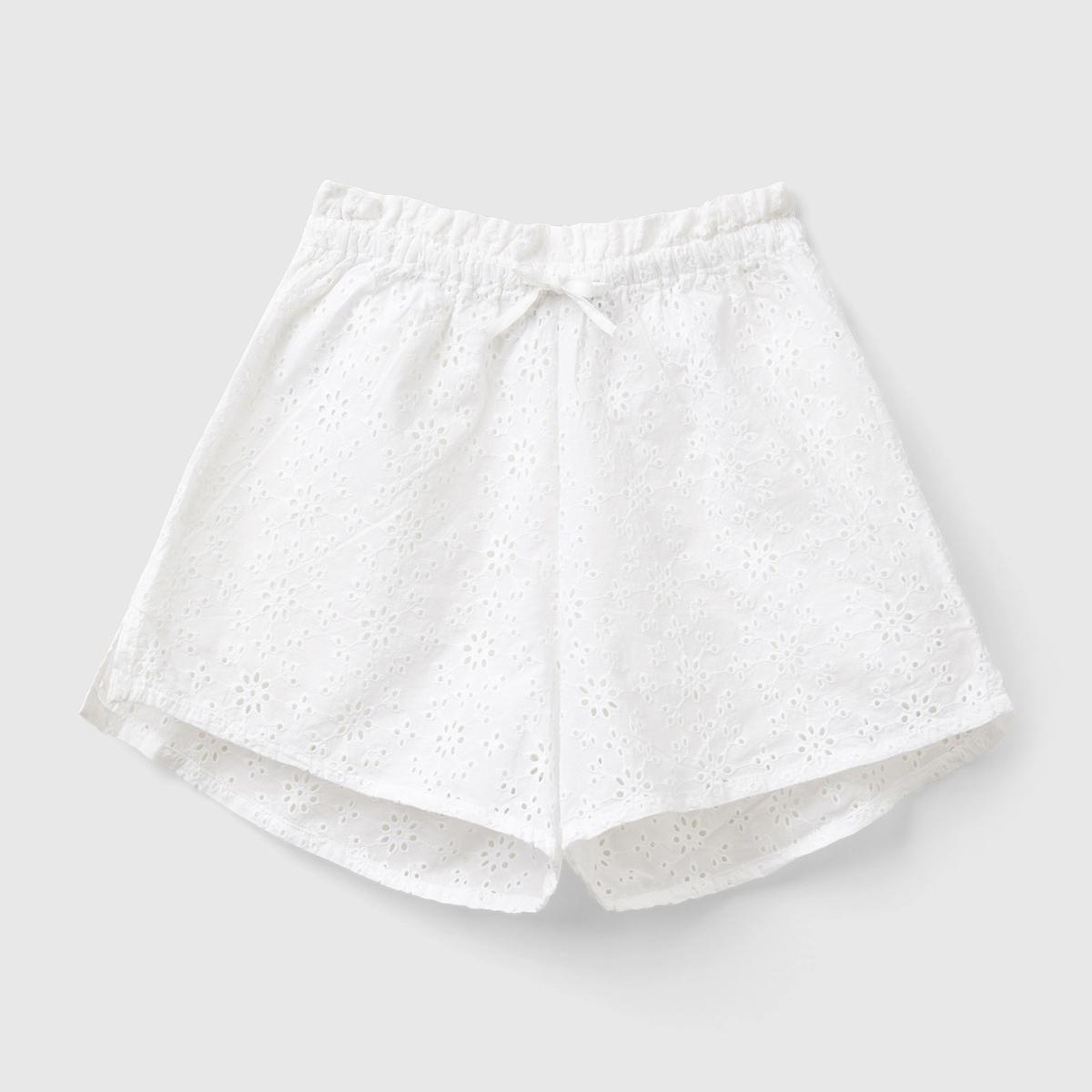 Kız Çocuk Beyaz Elastik Bel Bantlı Yırtmaç Detaylı İşlemeli Şort