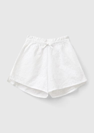  Kız Çocuk Beyaz Elastik Bel Bantlı Yırtmaç Detaylı İşlemeli Şort