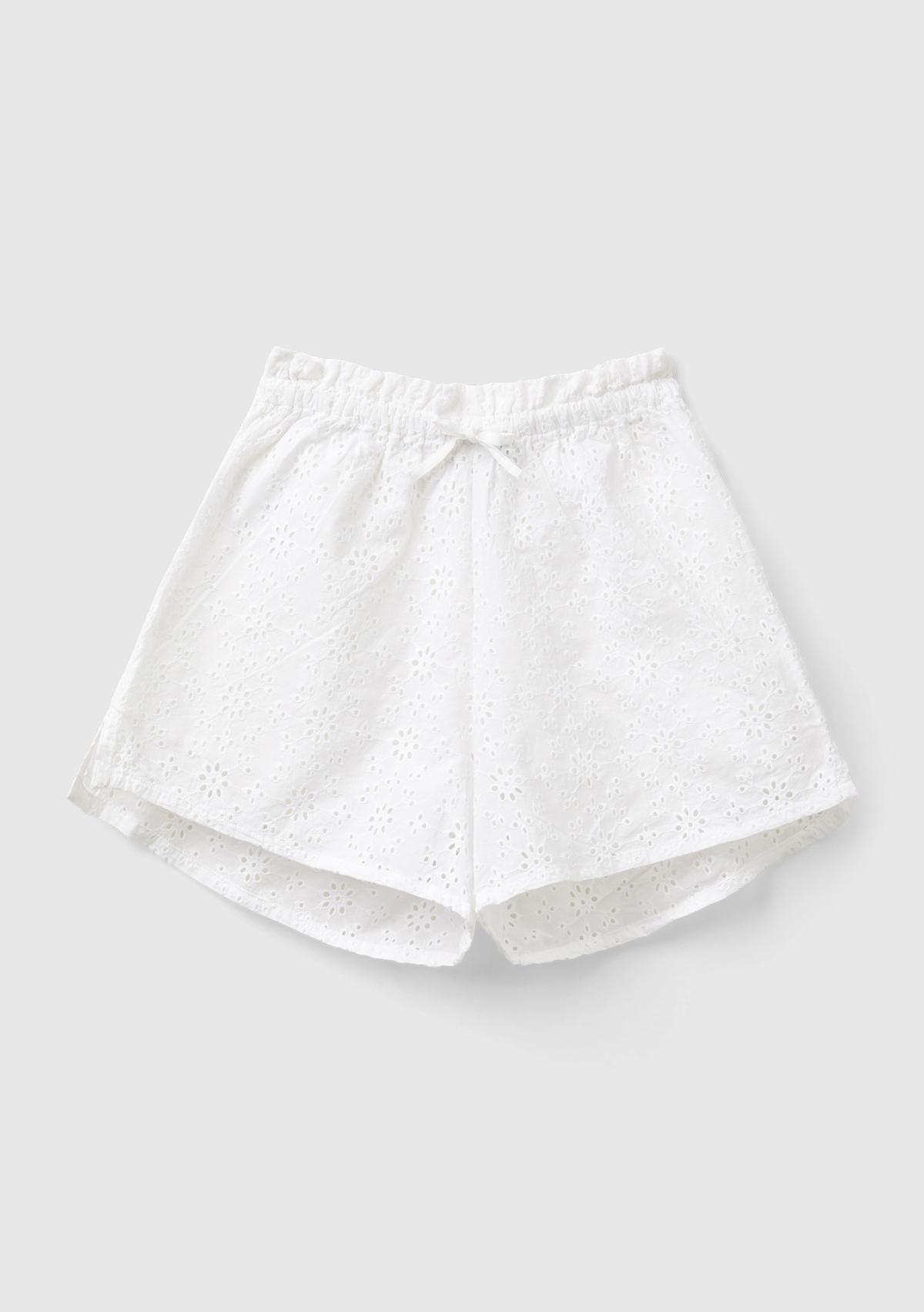  Kız Çocuk Beyaz Elastik Bel Bantlı Yırtmaç Detaylı İşlemeli Şort