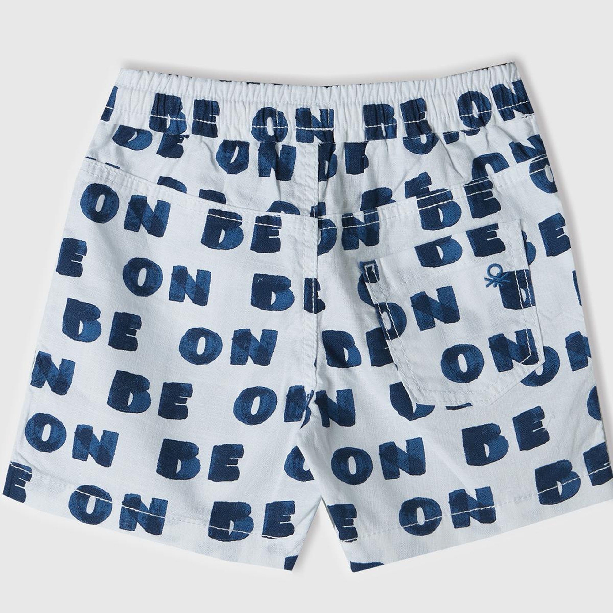 Erkek Çocuk Beyaz-Lacivert Tamamı Grafik Baskılı Arkası Logo İşlemeli Beli Büzgülü Şort