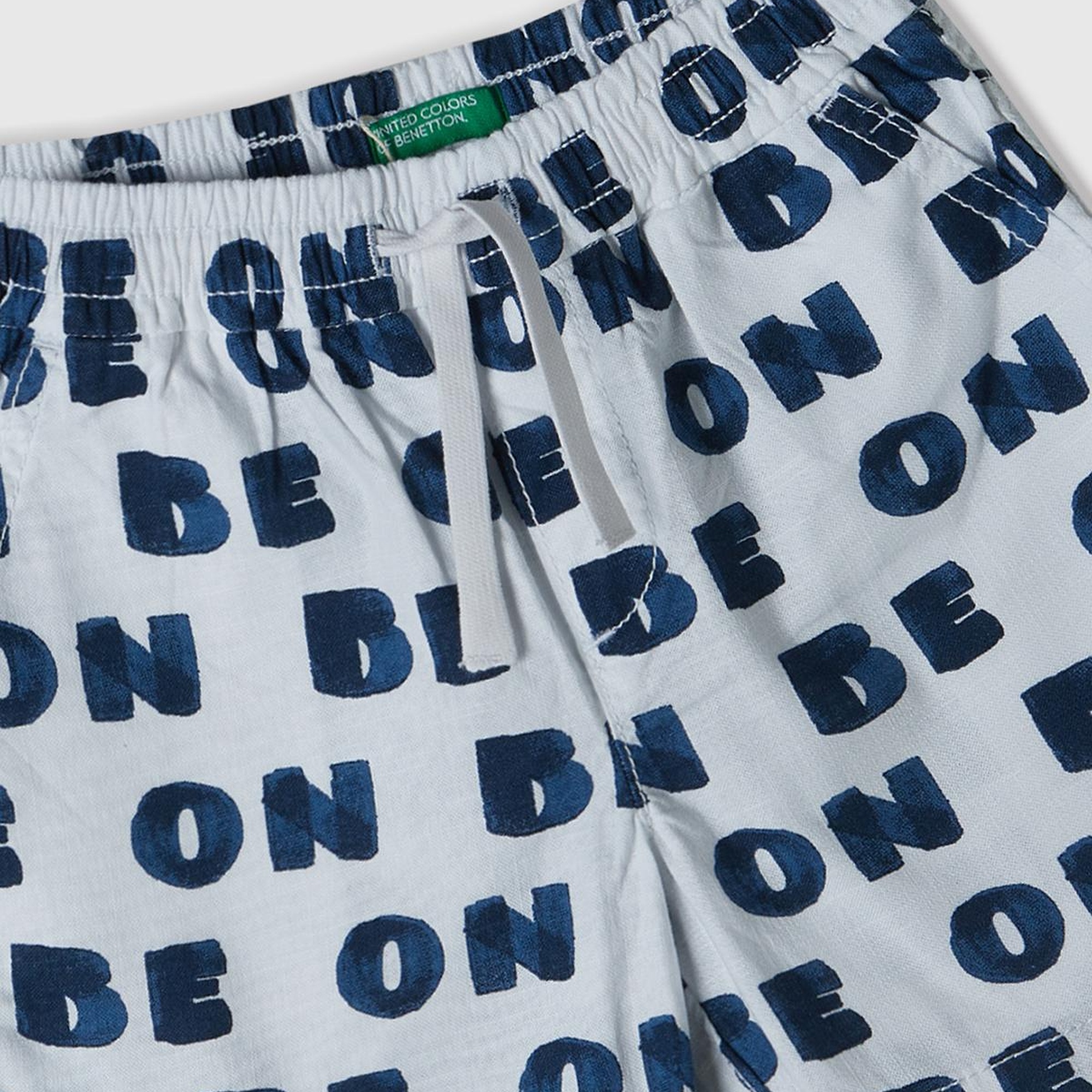 Erkek Çocuk Beyaz-Lacivert Tamamı Grafik Baskılı Arkası Logo İşlemeli Beli Büzgülü Şort