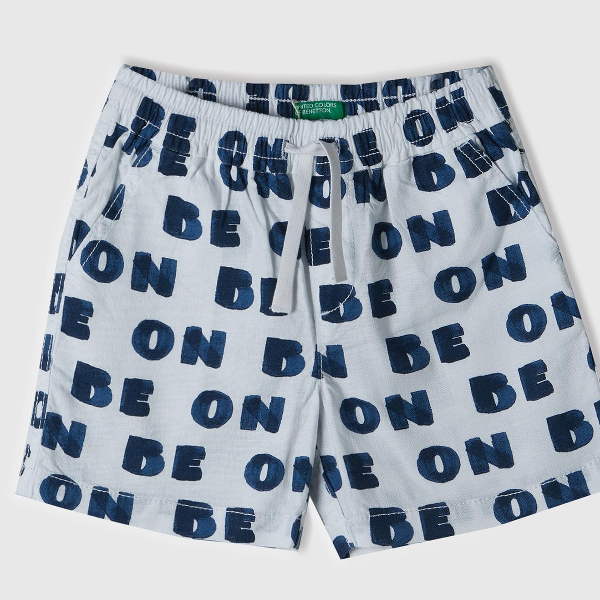 Erkek Çocuk Beyaz-Lacivert Tamamı Grafik Baskılı Arkası Logo İşlemeli Beli Büzgülü Şort