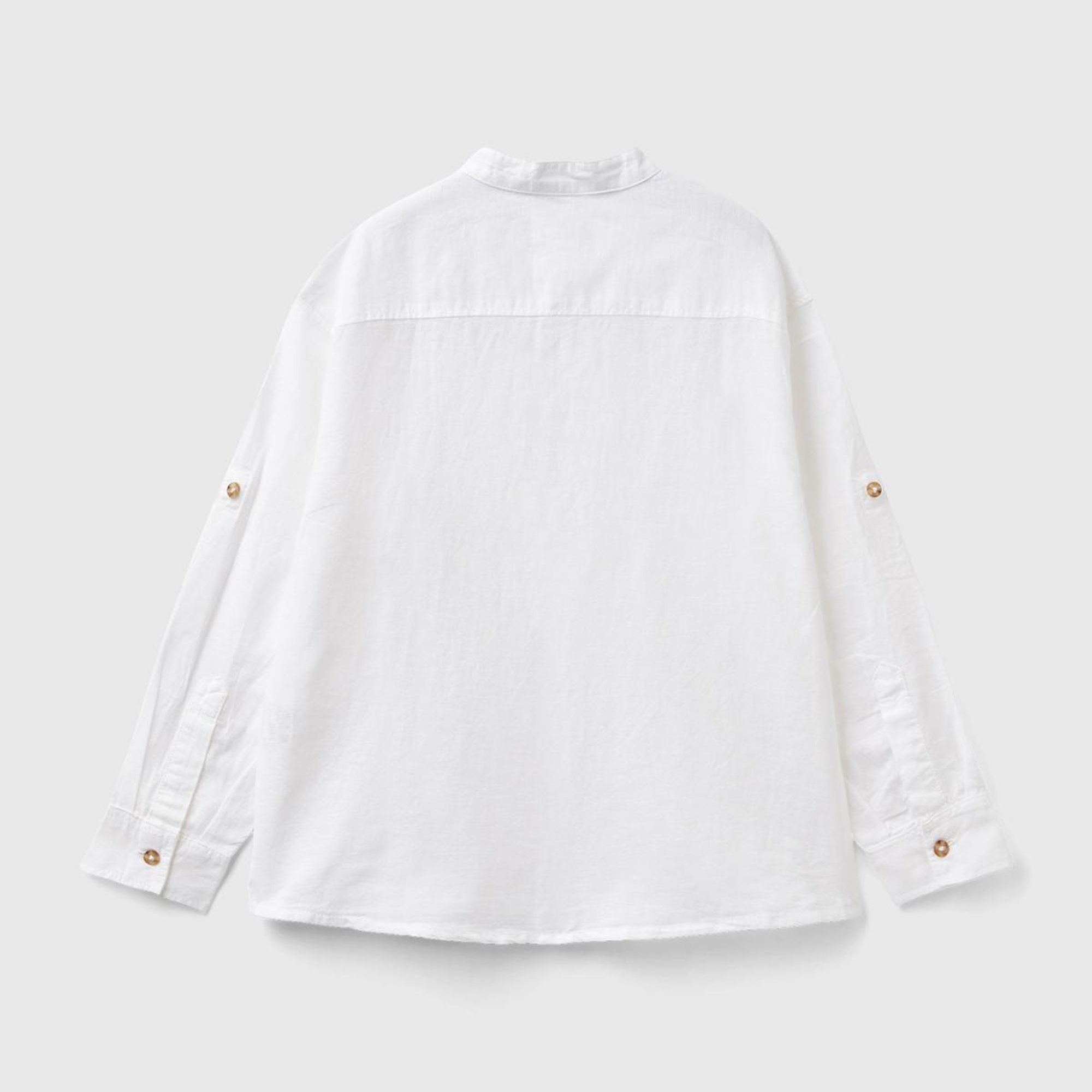 Erkek Çocuk Beyaz Keten Karışımlı Cebi Biyeli Hakim Yaka Katlanan Kollu Gömlek