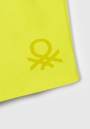  Erkek Çocuk Sarı Benetton Logolu Bermuda Penye Şort