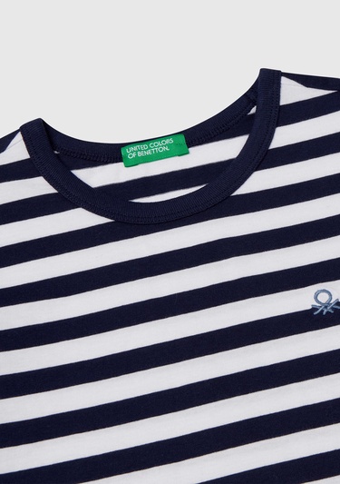  Erkek Çocuk Lacivert Çizgili Önü Logo İşlemeli T-Shirt