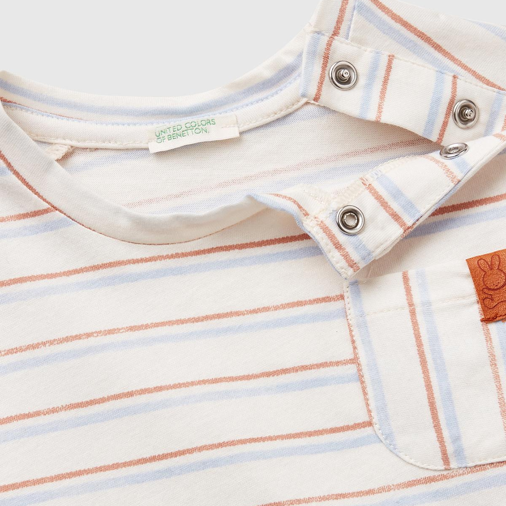 Bebek Ekru Tamamı Desenli Logo Detaylı Omzu Çıtçıtlı Uzun Kollu T-Shirt