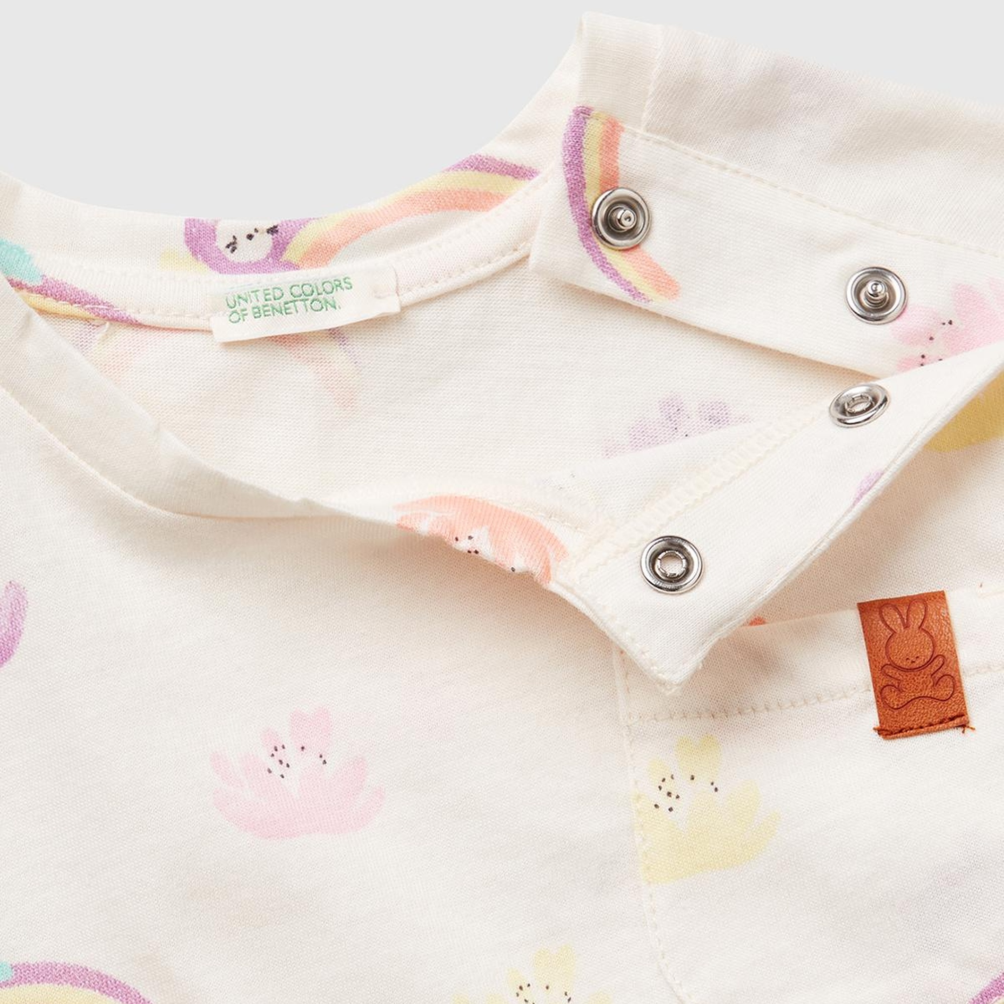 Bebek Toz Pembe Tamamı Desenli Logo Detaylı Omzu Çıtçıtlı Uzun Kollu T-Shirt