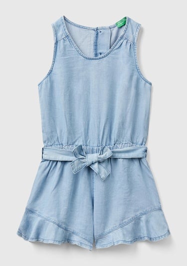  Kız Çocuk Açık Denim %100 Liyosel Beli Kuşaklı Ucu Fırfırlı Kolsuz Kısa Tulum