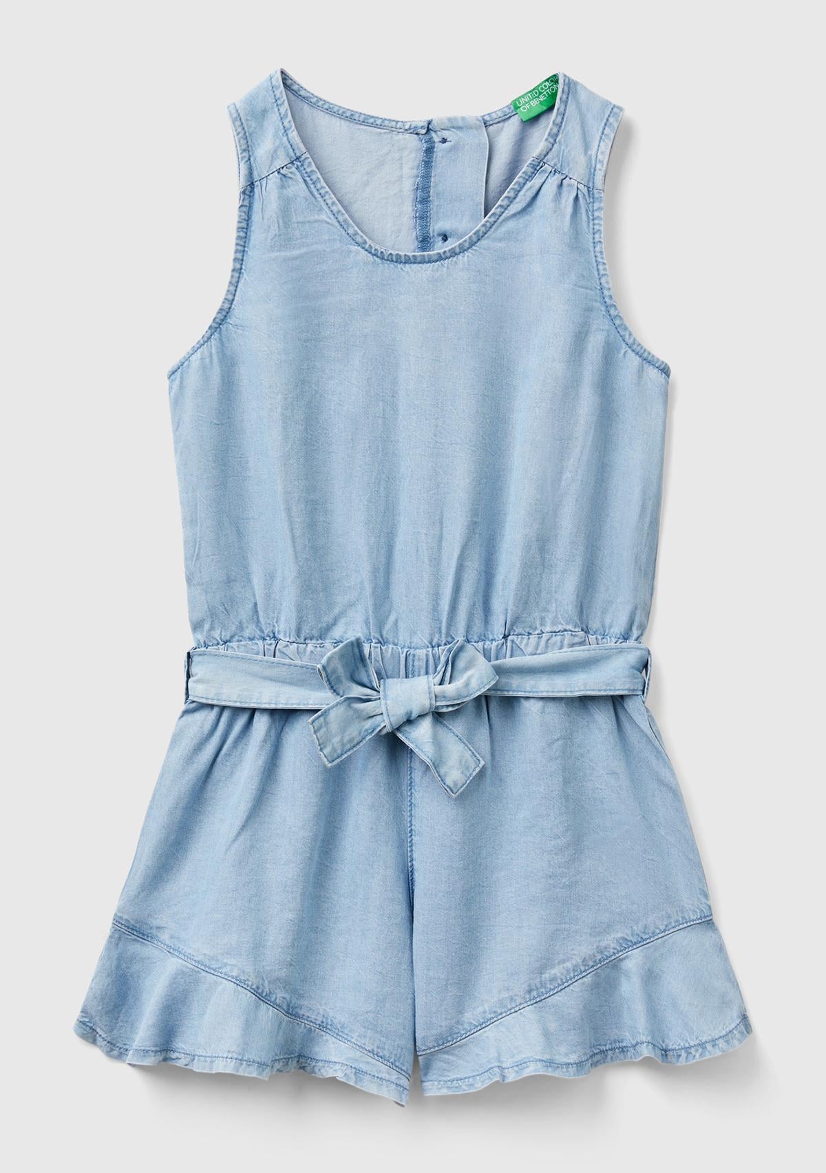  Kız Çocuk Açık Denim %100 Liyosel Beli Kuşaklı Ucu Fırfırlı Kolsuz Kısa Tulum