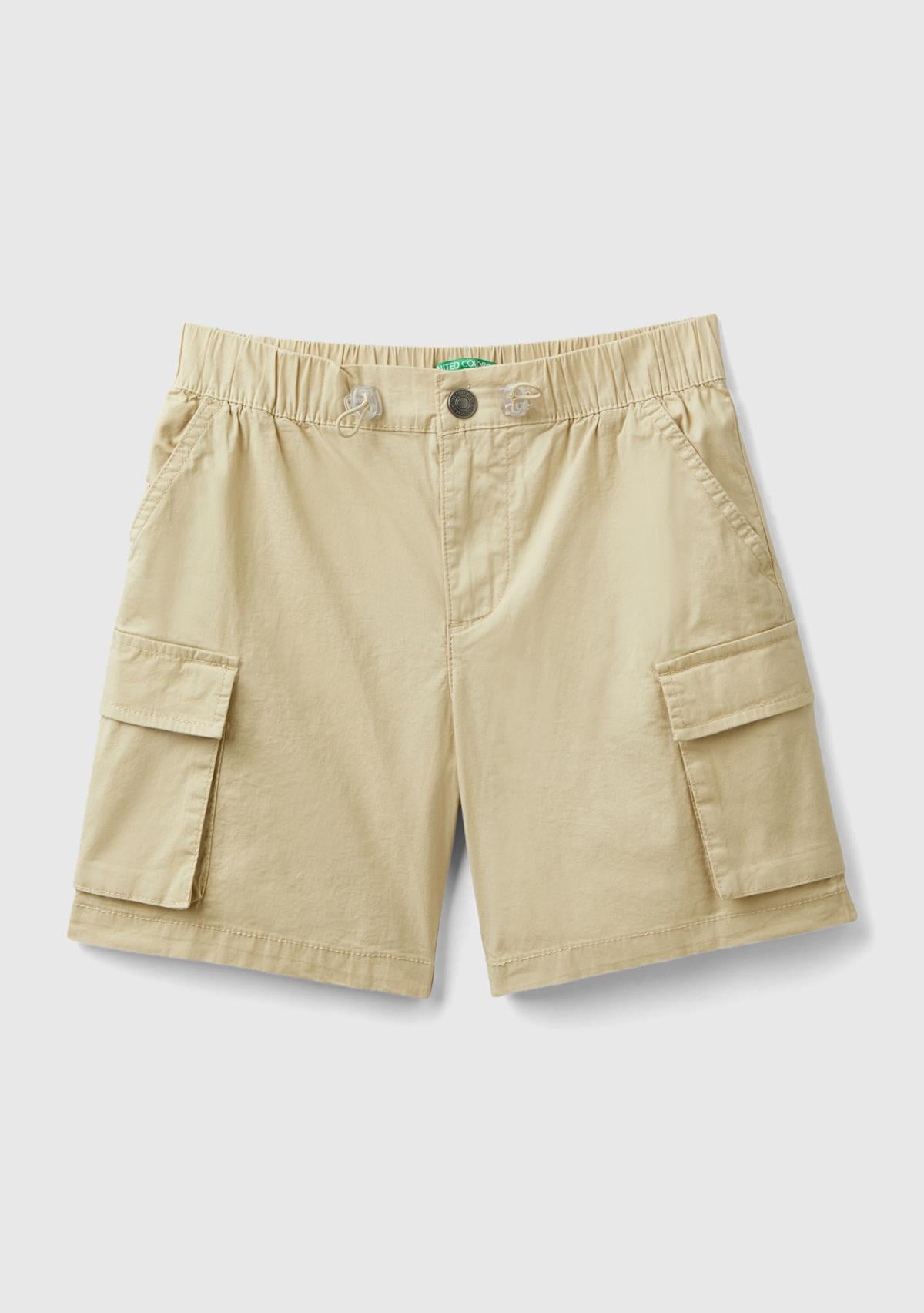  Erkek Çocuk Bej Logo İşlemeli Yama Cepli Beli Büzgülü Bol Kesim Bermuda